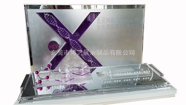 我們?cè)诙ㄖ苼喛肆φ故炯軙r(shí)，應(yīng)該選擇UV印刷還是絲印呢？