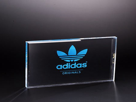 如何通過(guò)肉眼觀察判斷亞克力展架的質(zhì)量呢？